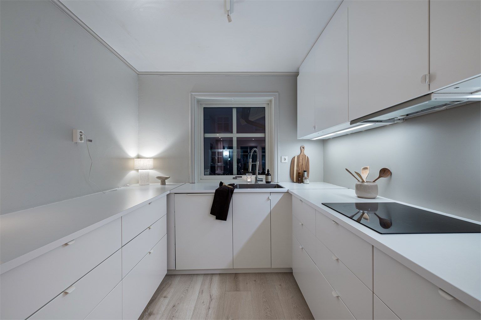 Rikelig med benke- og skapplass gjør dette til et funksjonelt og arbeidsvennlig kjøkken.