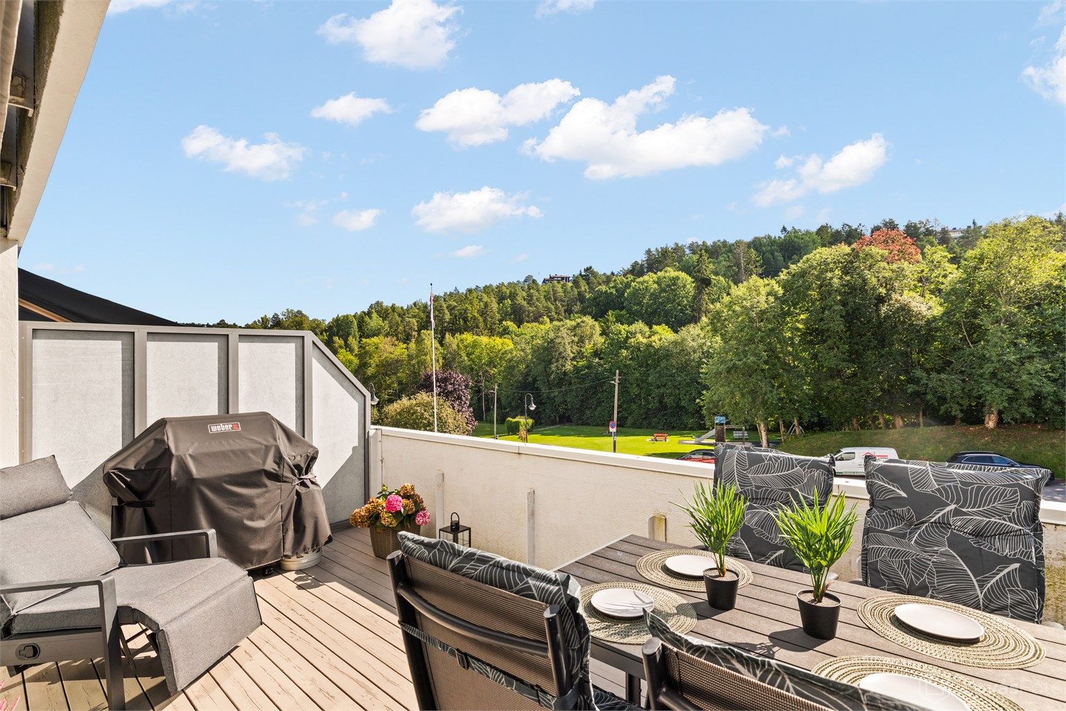 Stor og usjenert terrasse på 15 m² med flott utsyn mot grønne fellesarealer.
Foto: Løvås Foto
