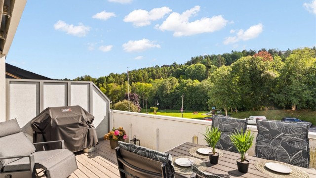 Stor og usjenert terrasse på 15 m² med flott utsyn mot grønne fellesarealer.
Foto: Løvås Foto