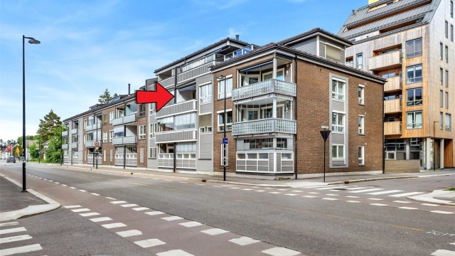 Eiendomsmegler Krogsveen v/ Vegard Gran-Andersen ønsker deg velkommen til Romeriksgata 22B, en romslig og innbydende 3-roms leilighet beliggende i 3. etasje med standard fra byggeår 2003.