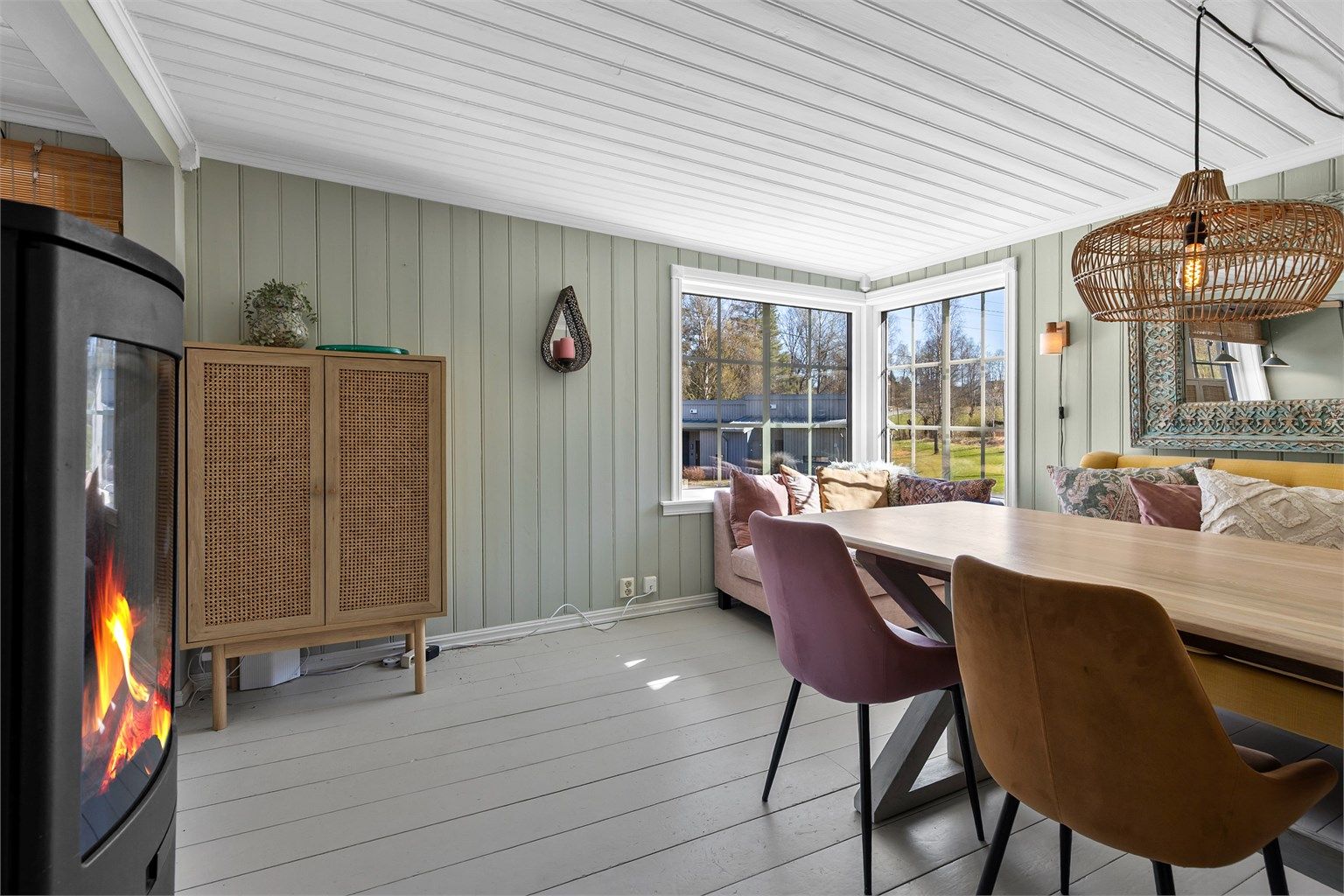 Peisovn i stuen for ekstra varme og hygge på kjølige dager.