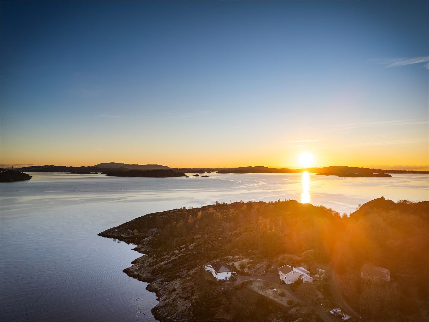 Eiendommen ligger i enden av blindvei med 30 meter sjølinje