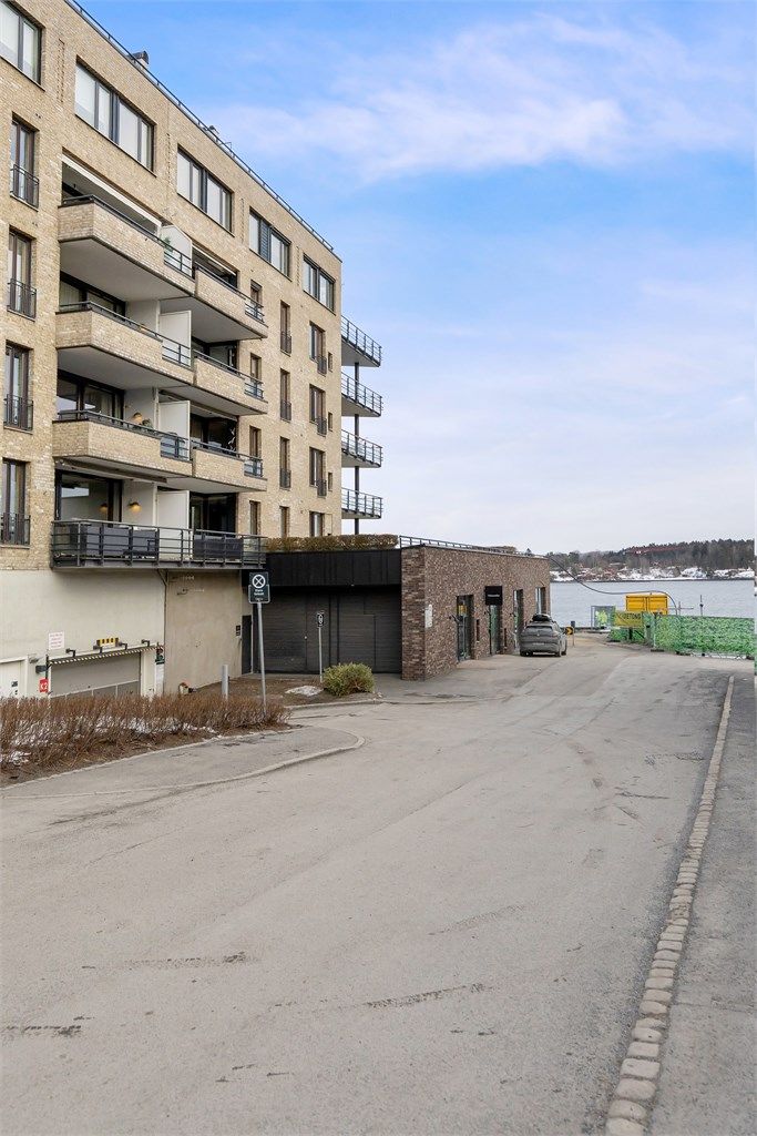 Rett utenfor døren finner du et yrende liv med restauranter som Pier 31.