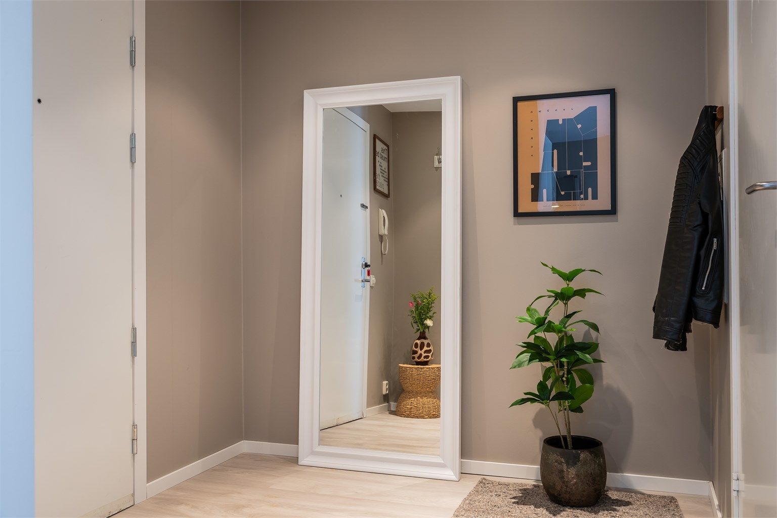 Velkommen inn! Her har du en lys og romslig entre som gir et meget godt førsteinntrykk av boligen. Her er det plass til å henge fra seg yttertøy og sette fra seg skoene.