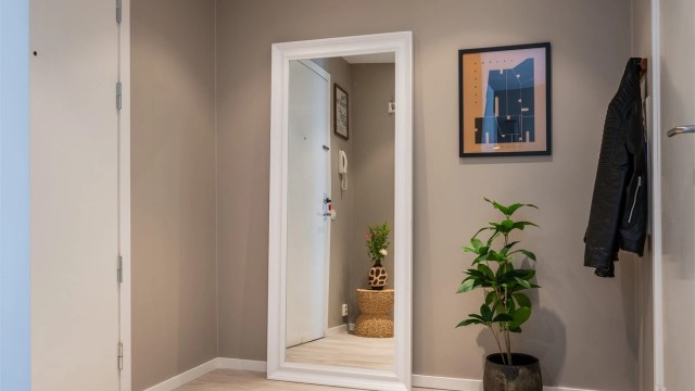 Velkommen inn! Her har du en lys og romslig entre som gir et meget godt førsteinntrykk av boligen. Her er det plass til å henge fra seg yttertøy og sette fra seg skoene.