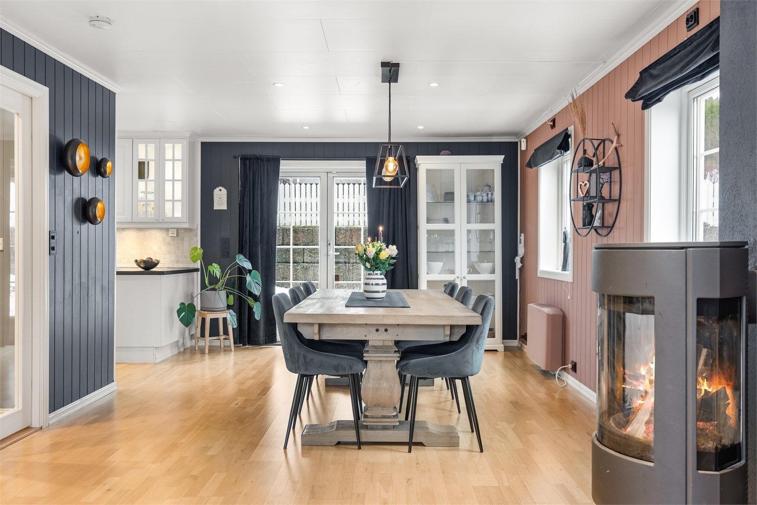 Den åpne løsningen mot kjøkkenet gjør at kokken kan delta i samtalen med gjestene.