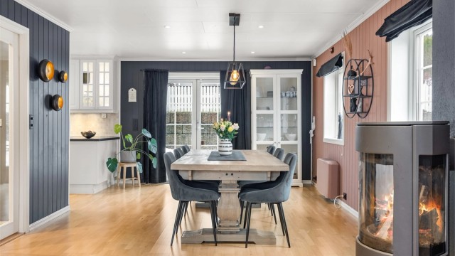 Den åpne løsningen mot kjøkkenet gjør at kokken kan delta i samtalen med gjestene.