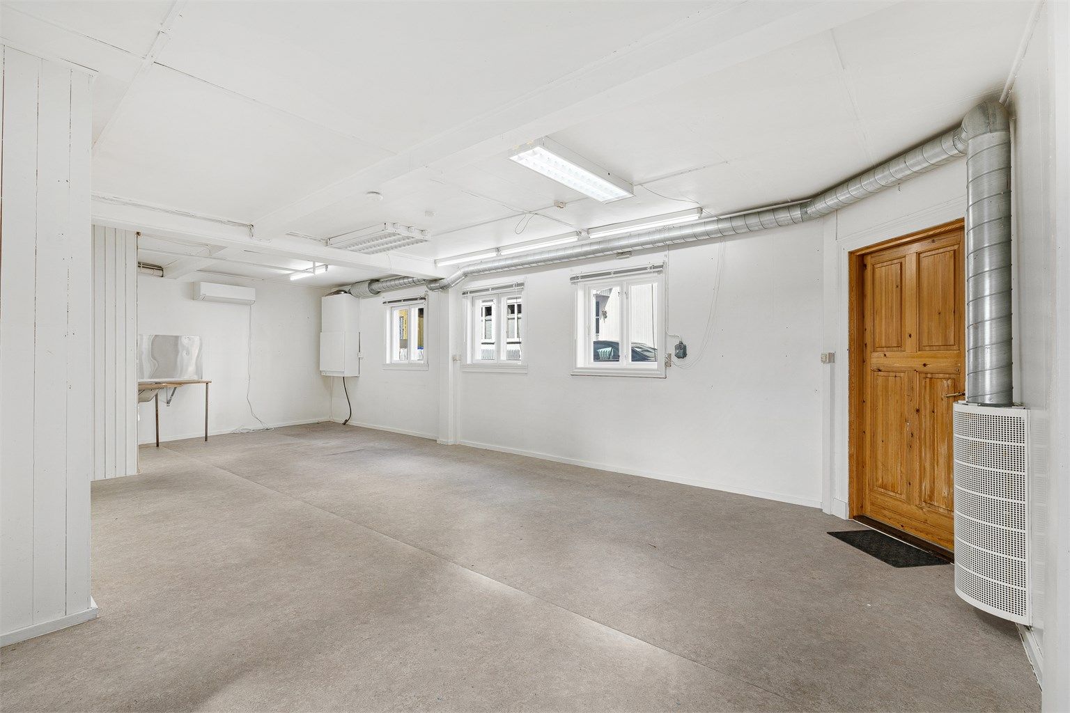 Stort verksted/lagerrom med utgang til gateplan.