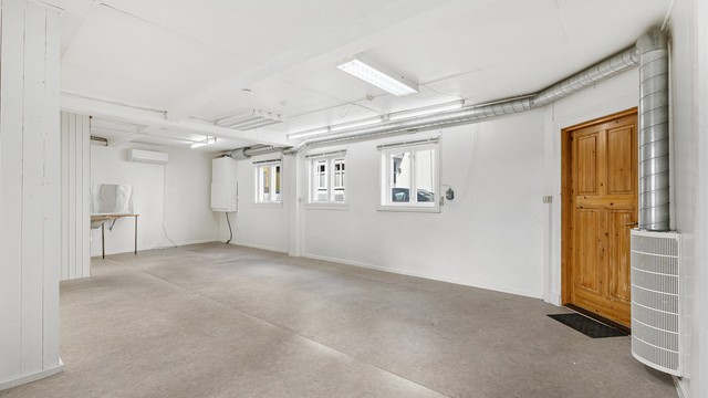 Stort verksted/lagerrom med utgang til gateplan.
