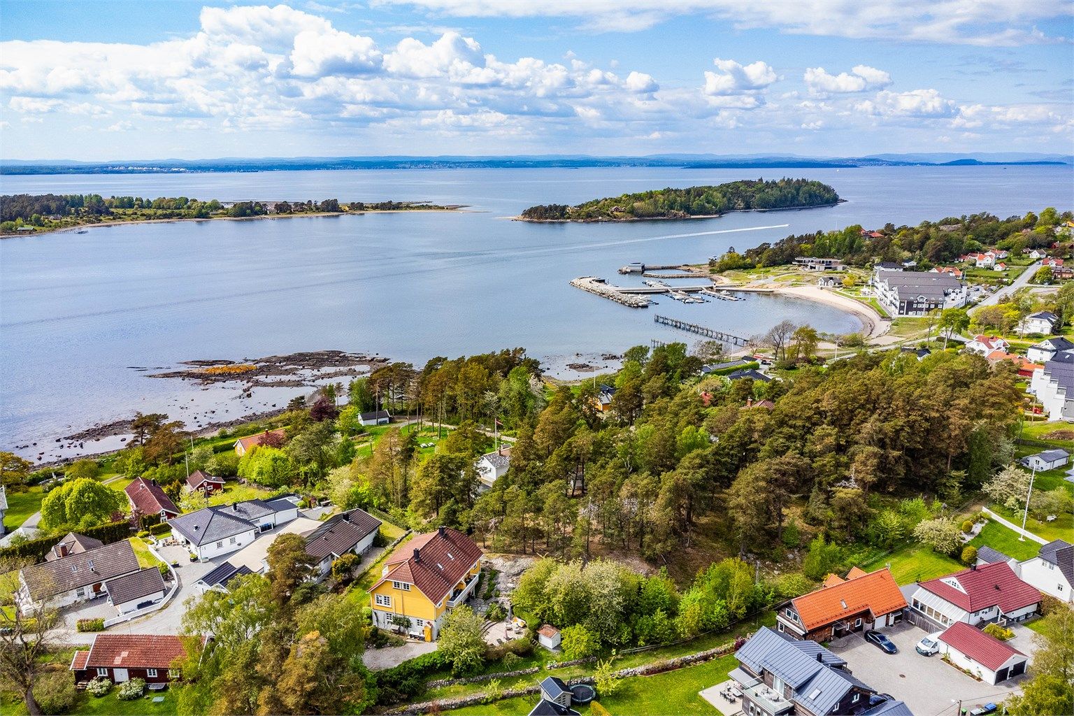 Til Larkollens populære møtesteder Losen og Støtvig er det kun kort å gå eller sykle.