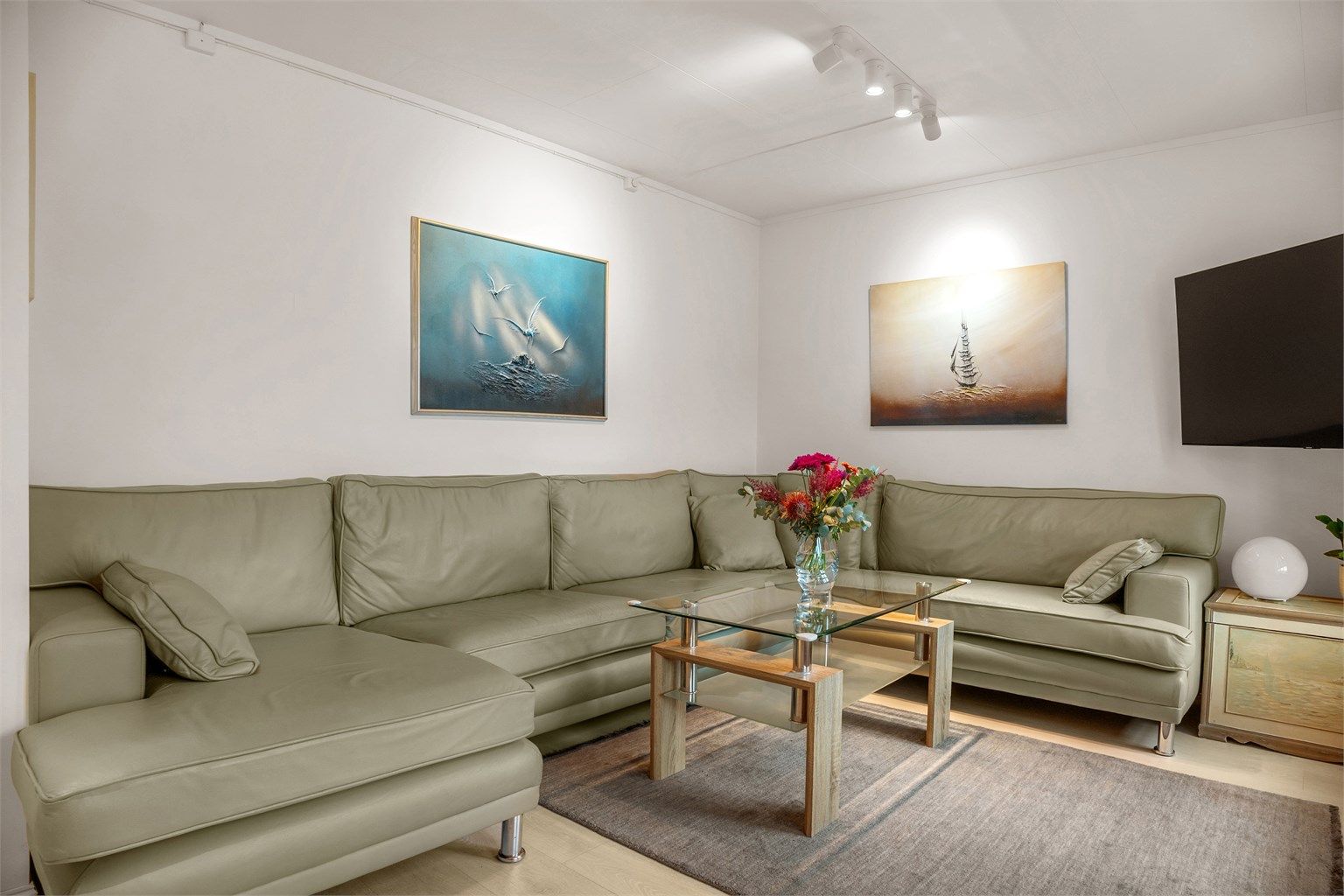 Lun og romslig stue med god plass til stor hjørnesofa og ønsket innredning.
