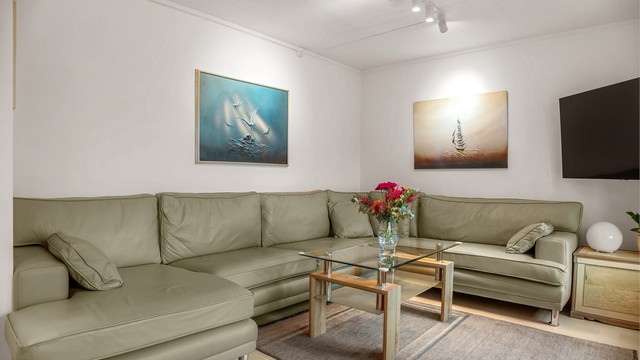 Lun og romslig stue med god plass til stor hjørnesofa og ønsket innredning.