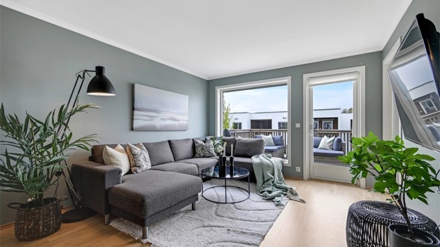 Leiligheten ligger i 2. etasje med egen inngang og byr på en effektiv planløsning med lys, åpen stue- og kjøkkenløsning.