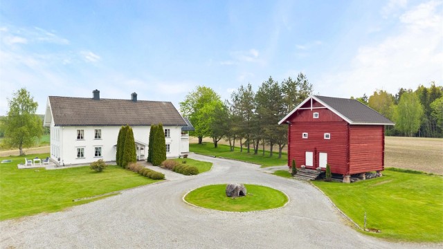 Oversikt over tunet med våningshuset og det laftede stabburet.