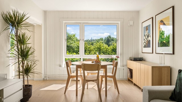 Leiligheten ligger frodig til i idylliske omgivelser.