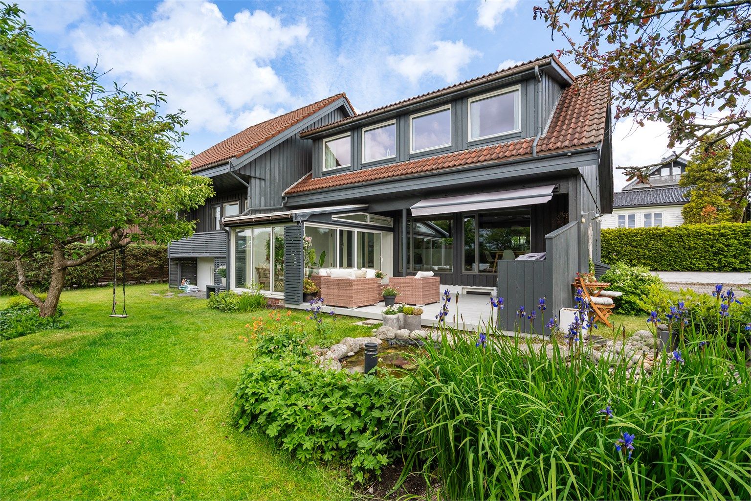 Velkommen til Grotnes alle 24 - En vakker og frodig eiendom uten innsyn!