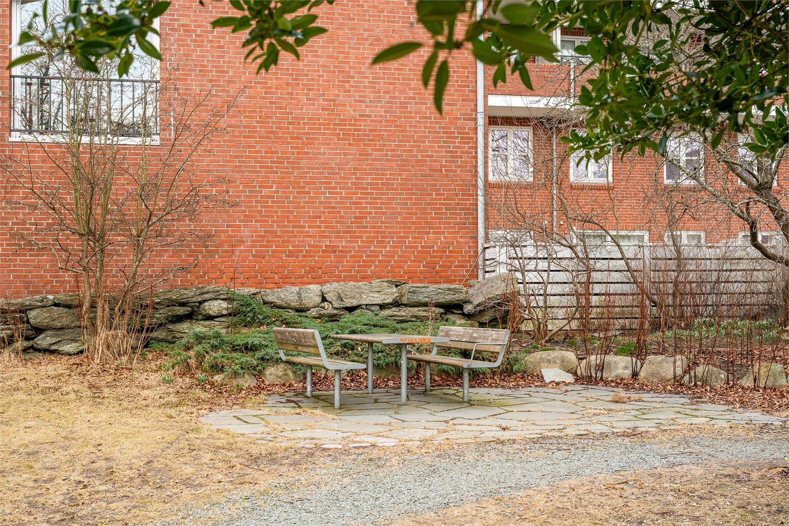 Dette er en koselig liten park, som er spesielt flott på sommerhalvåret. Kyviksmarka er kun 250 m fra leiligheten