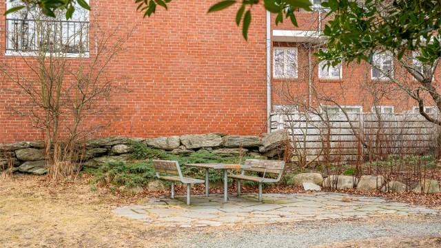 Dette er en koselig liten park, som er spesielt flott på sommerhalvåret. Kyviksmarka er kun 250 m fra leiligheten
