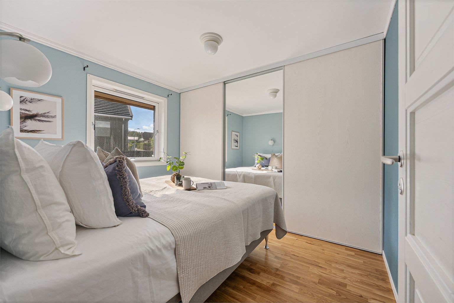 Hovedsoverom med plass til stor seng og god garderobe
plass.