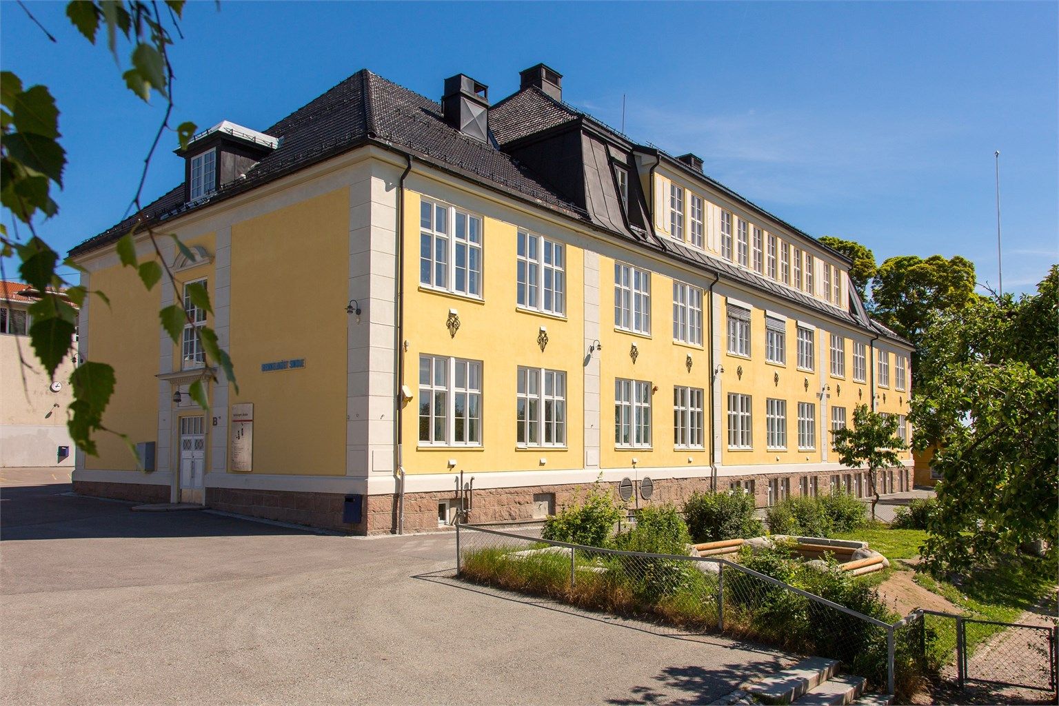 Kort vei til både Bekkelaget barneskole (bildet) og til Brannfjell ungdomsskole.