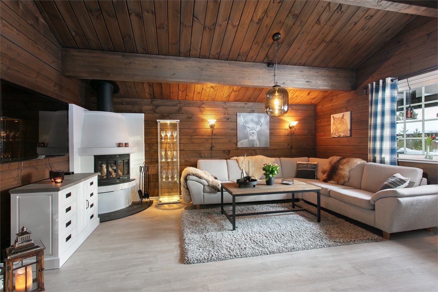 Stor og romslig stue med god takøyde. Flott murt peis med innsats