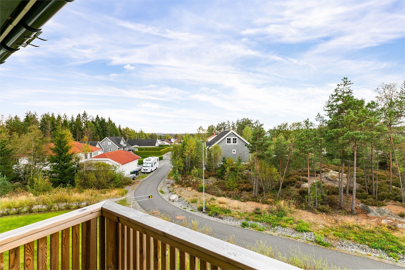 På balkongen sees langstrakt utsikt til det fjerne landskapet i syd. Her er det også sol det meste av dagen.