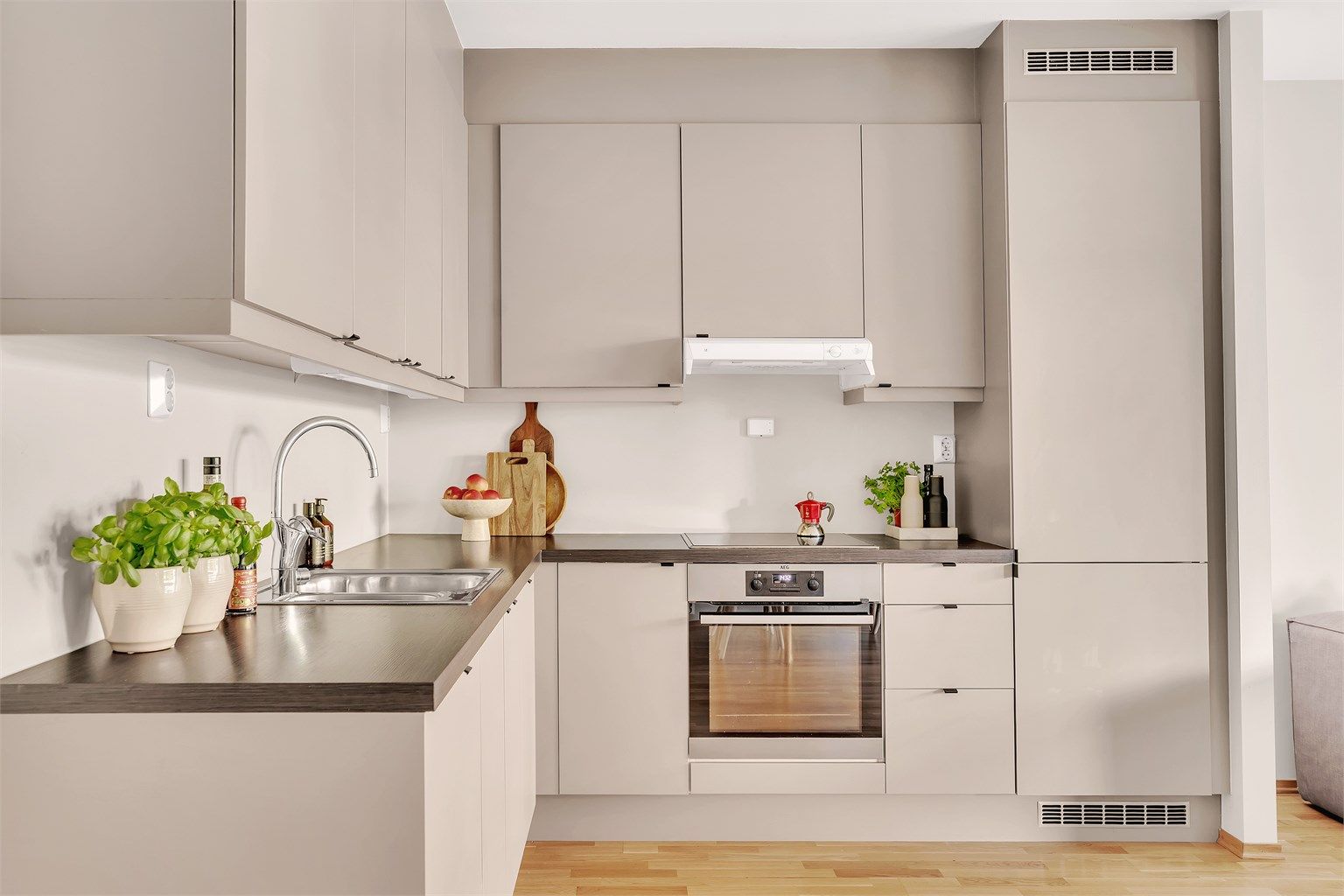  Moderne og velutstyrt kjøkkeninnredning fra byggeår med med nye, slette fronter i 2023. Benkeplate i laminat med nedfelt oppvaskkum i rustfritt stål og ett-greps armatur.