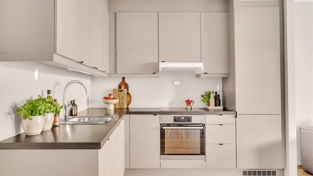 Moderne og velutstyrt kjøkkeninnredning fra byggeår med med nye, slette fronter i 2023. Benkeplate i laminat med nedfelt oppvaskkum i rustfritt stål og ett-greps armatur.