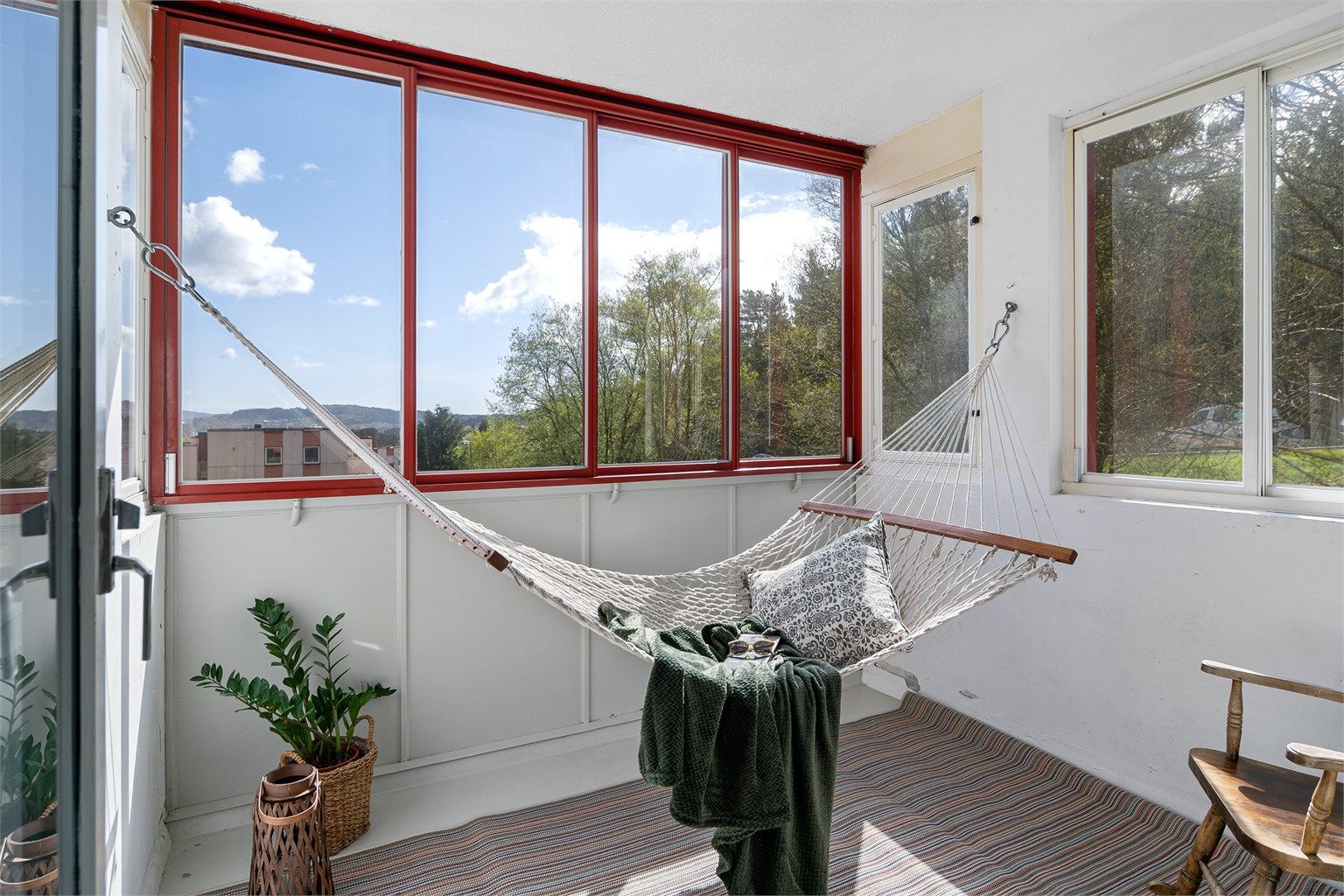 - Hetlevikåsen 55 ligger i et rolig og veletablert boligområde i Loddefjord, vest for Bergen sentrum. Området er kjent for sitt familievennlige preg, med grønne omgivelser og kort vei til både natur og urbane fasiliteter. -