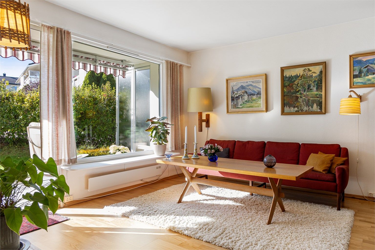 Vel innendørs igjen blir den gode romløsningen tydelig. Her er det god plass til en sofagruppe uten at du føler at du sitter for tett på spisestuen.