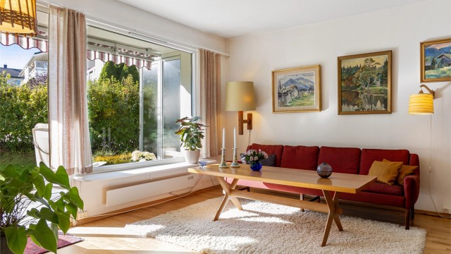 Vel innendørs igjen blir den gode romløsningen tydelig. Her er det god plass til en sofagruppe uten at du føler at du sitter for tett på spisestuen.