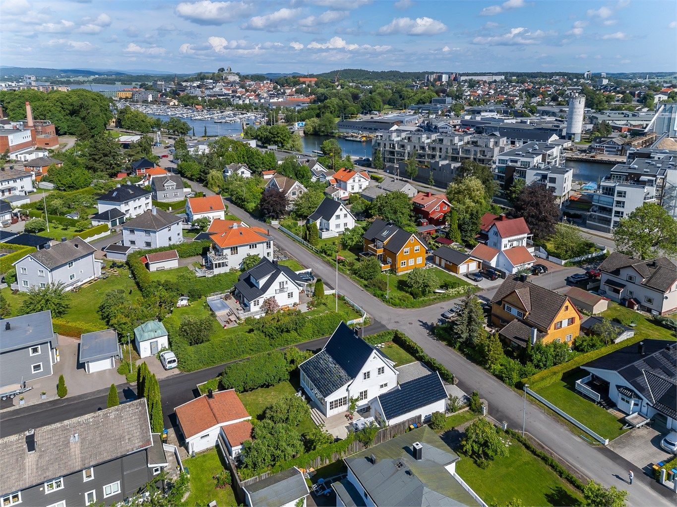 Eiendommen er beliggende i et rolig, familievennlig og veletablert villaområde på Ørsnes, med kort vei til både Teie torv og Tønsberg sentrum. 
