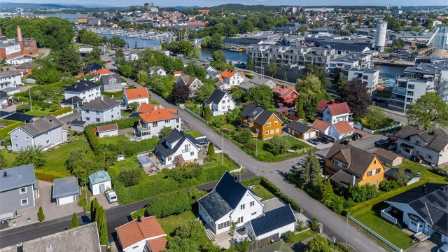 Eiendommen er beliggende i et rolig, familievennlig og veletablert villaområde på Ørsnes, med kort vei til både Teie torv og Tønsberg sentrum.
