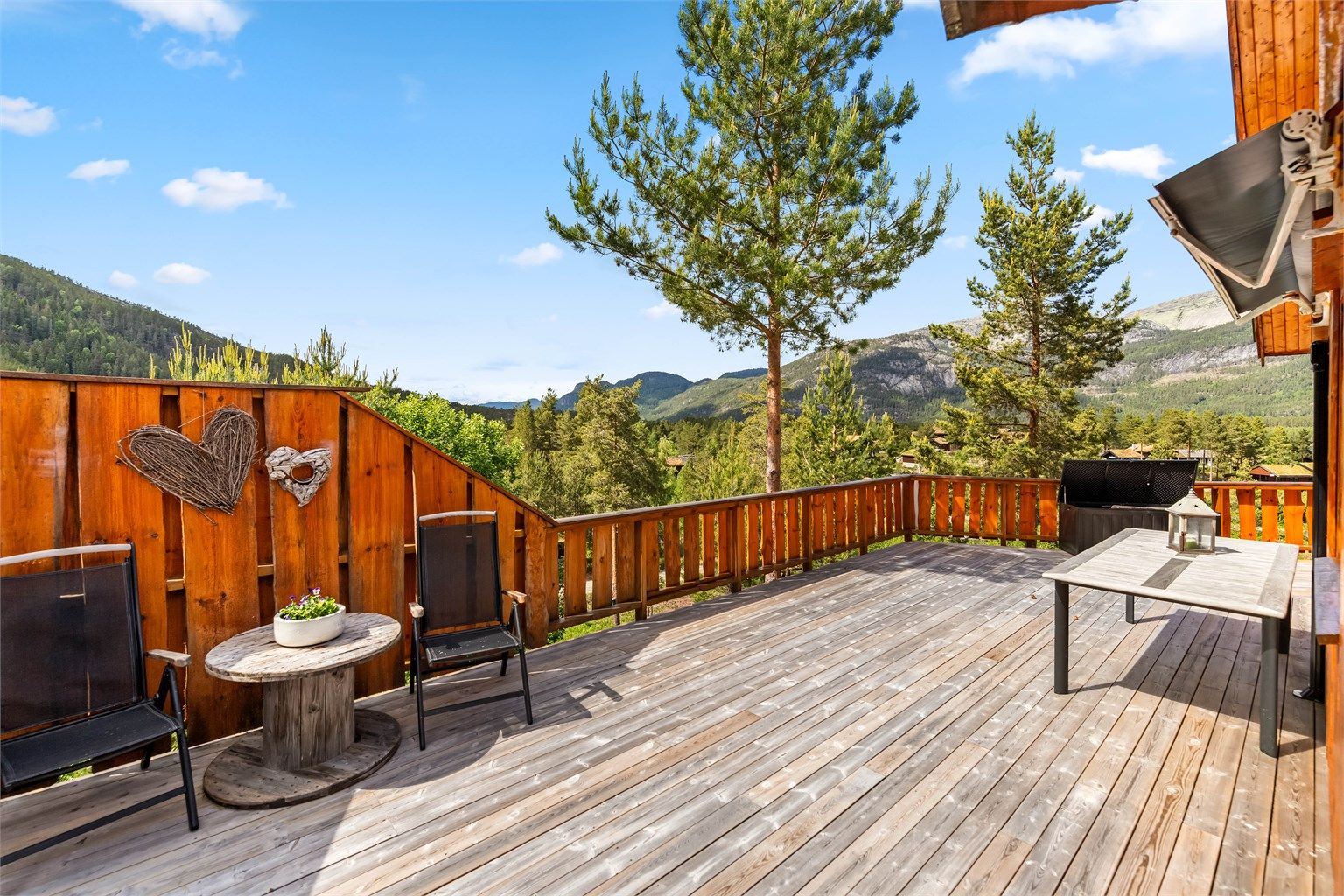 Usjenert og fint beliggende i blindvei. Nydelig utsikt og svært gode solforhold fra omkring påske og utover sesongen