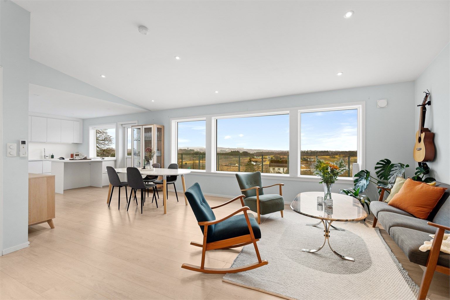 Den åpne løsningen skaper en sosial og luftig atmosfære i boligens hovedetasje.