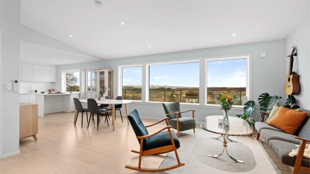 Den åpne løsningen skaper en sosial og luftig atmosfære i boligens hovedetasje.