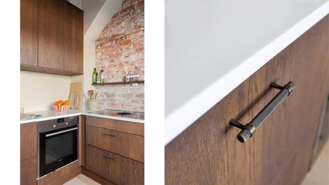 Kjøkkenet er utstyrt med integrert platetopp, stekeovn, oppvaskmaskin og kjøleskuffer som er både praktisk og plassbesparende.