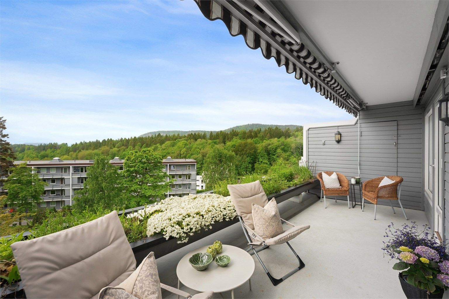 Usjenert med svært gode solforhold fra tidlig ettermiddag og frem til sen kveld. Uteboden er på ca. 2 m²