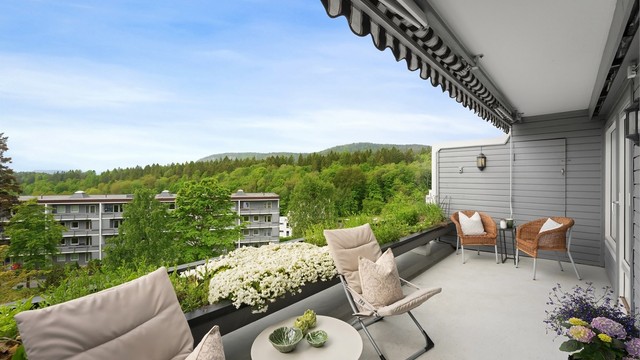 Usjenert med svært gode solforhold fra tidlig ettermiddag og frem til sen kveld. Uteboden er på ca. 2 m²