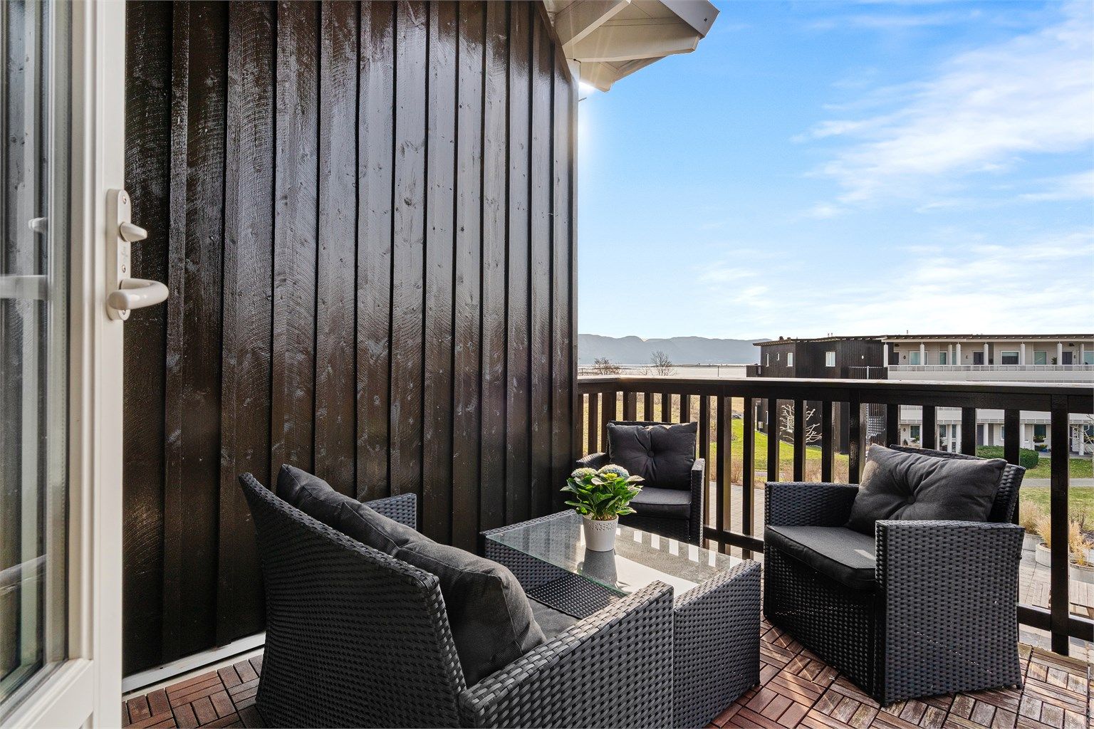 Romslig balkong med god plass til møblement.