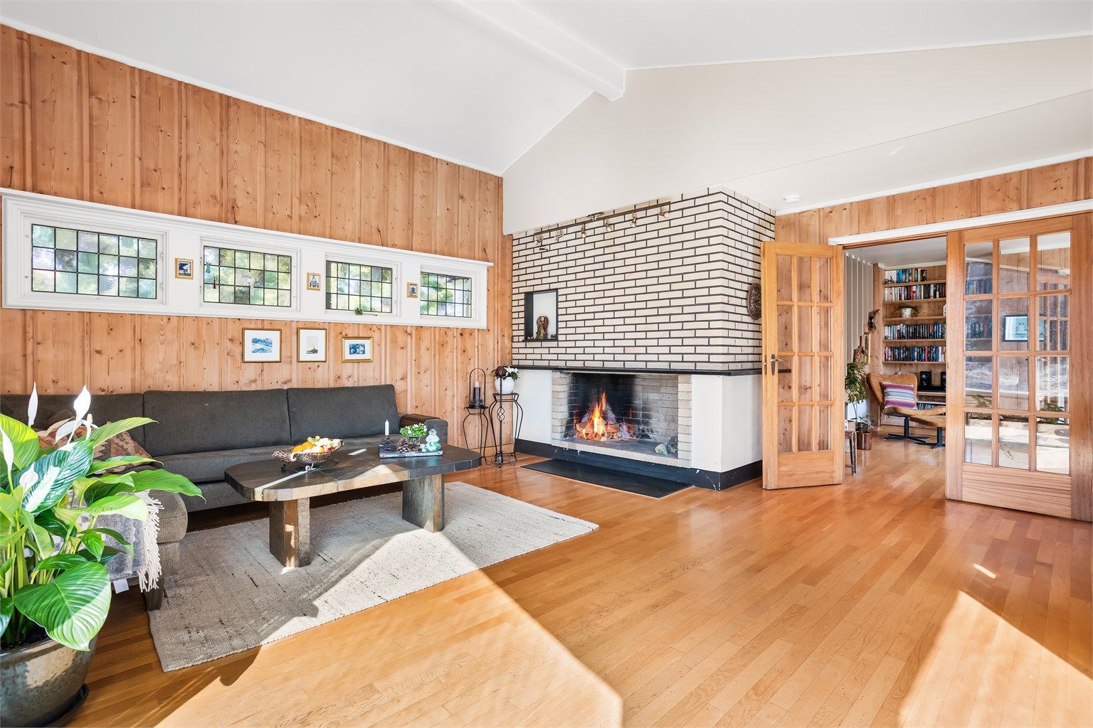 Stuen er av god størrelse slik at man kan møblere og innrede etter ønske. 