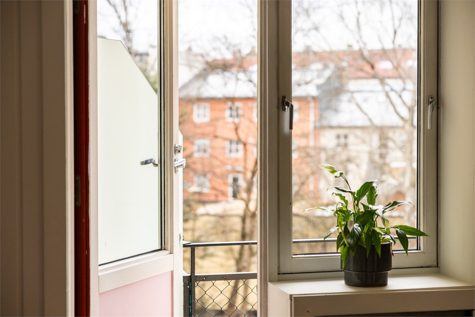 Leiligheten har godt med lysinnslipp og utgang til en romslig brannbalkong mot bakgård.