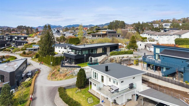 Carport med plass til 2 biler, i tillegg til biloppstillingsplass på tomten.