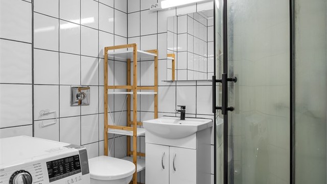 Flislagt bad fra 2011 i underetasjen med gulvvarme, dusjkabinett og opplegg for vaskemaskin.