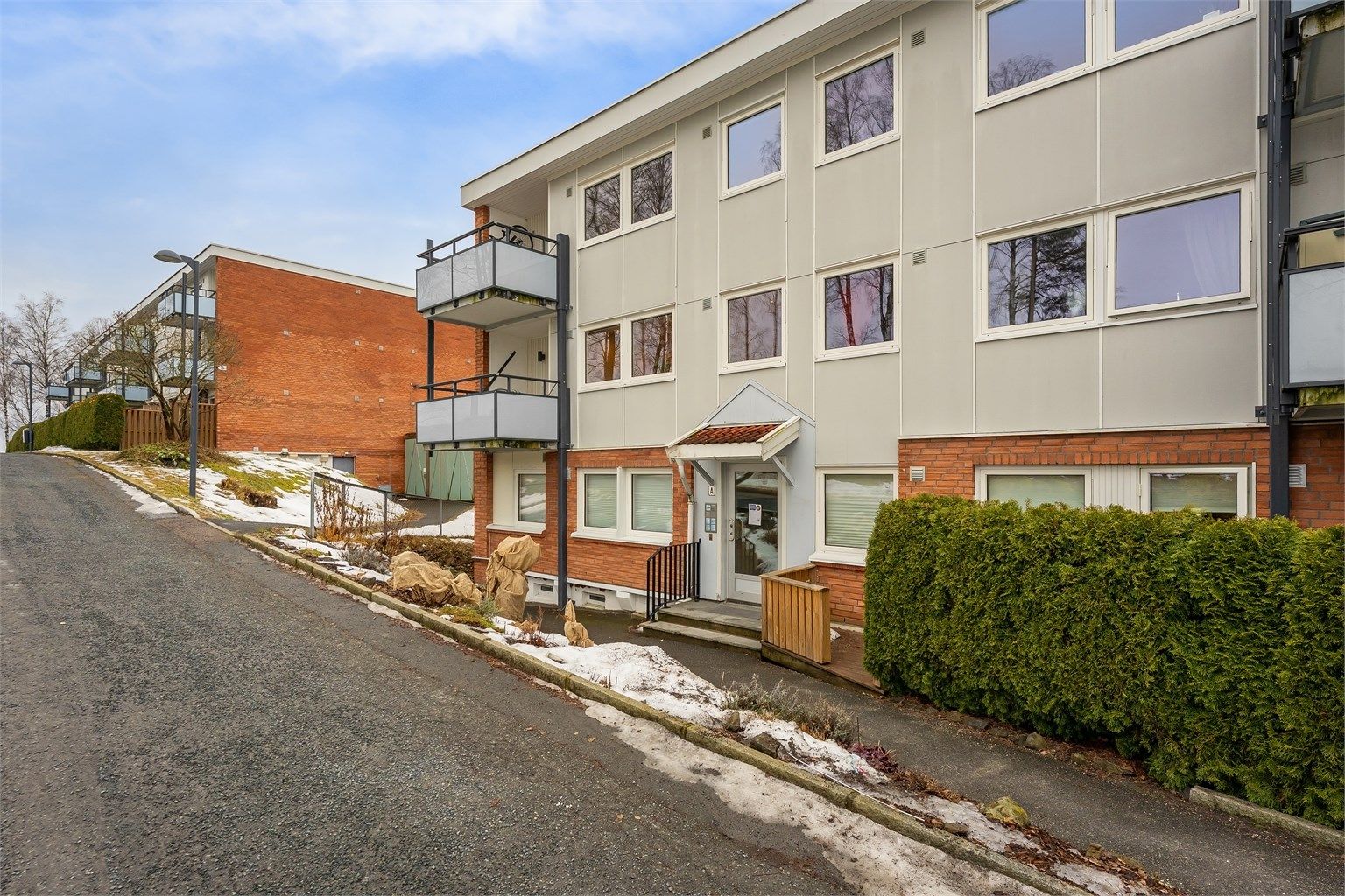 Beliggenheten er sentral, med kun få minutters gange til Avløs T-banestasjon.