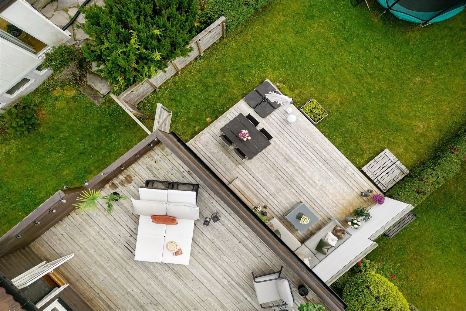 Boligen har to store uteplasser, balkong på 23 kvm og terrasse på 25 kvm samt flott hage!