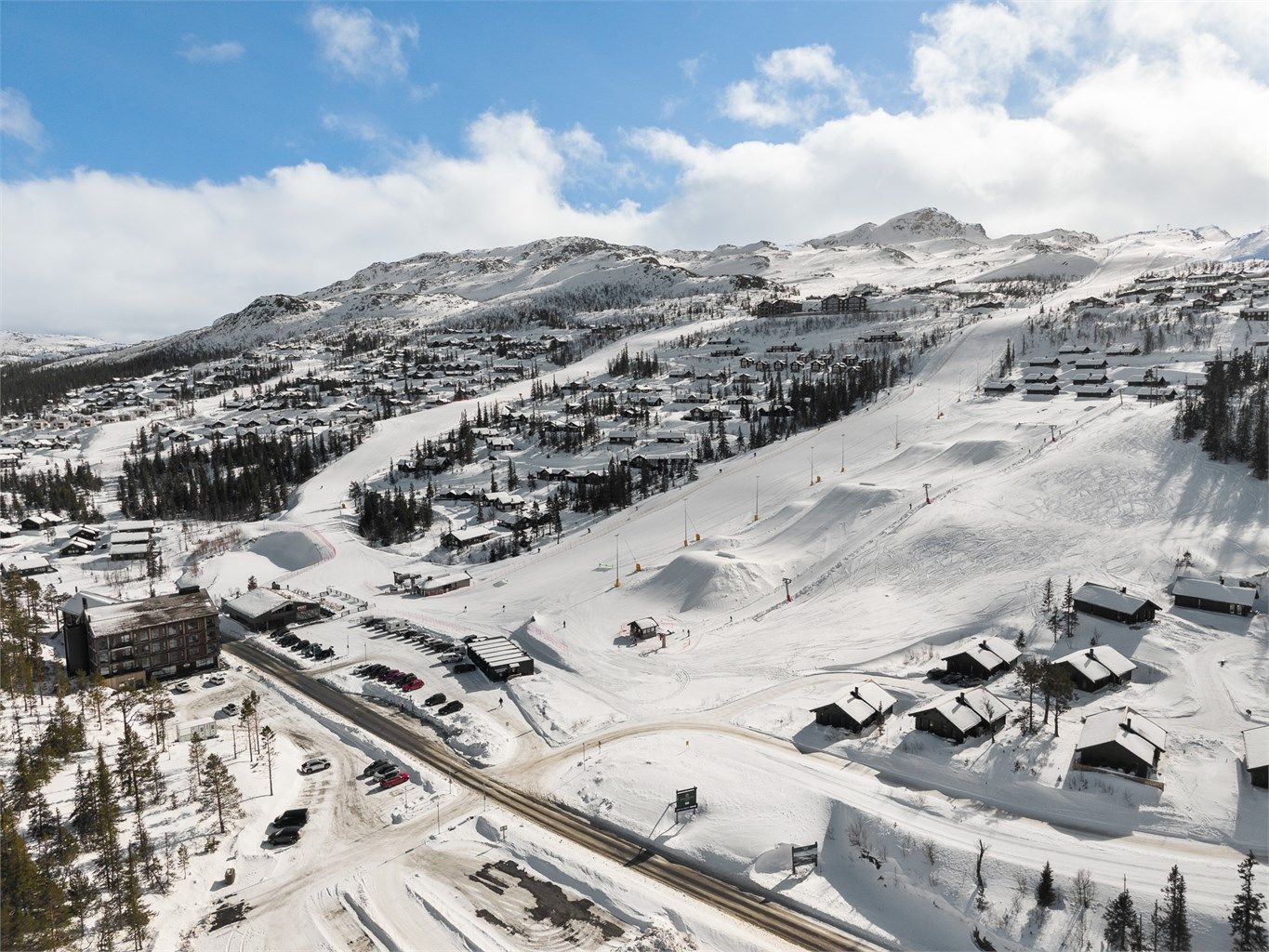 Gausta Skisenter byr på 13 heiser, varierte nedfarter og familievennlige bakker kun en kort tur unna.