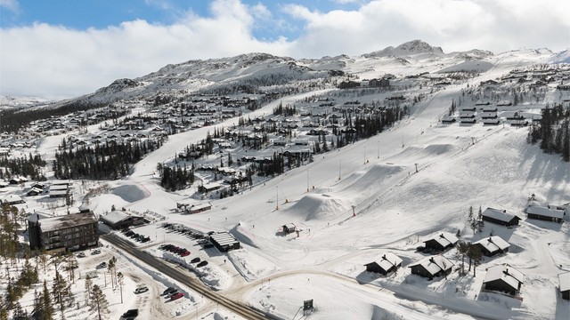 Gausta Skisenter byr på 13 heiser, varierte nedfarter og familievennlige bakker kun en kort tur unna.