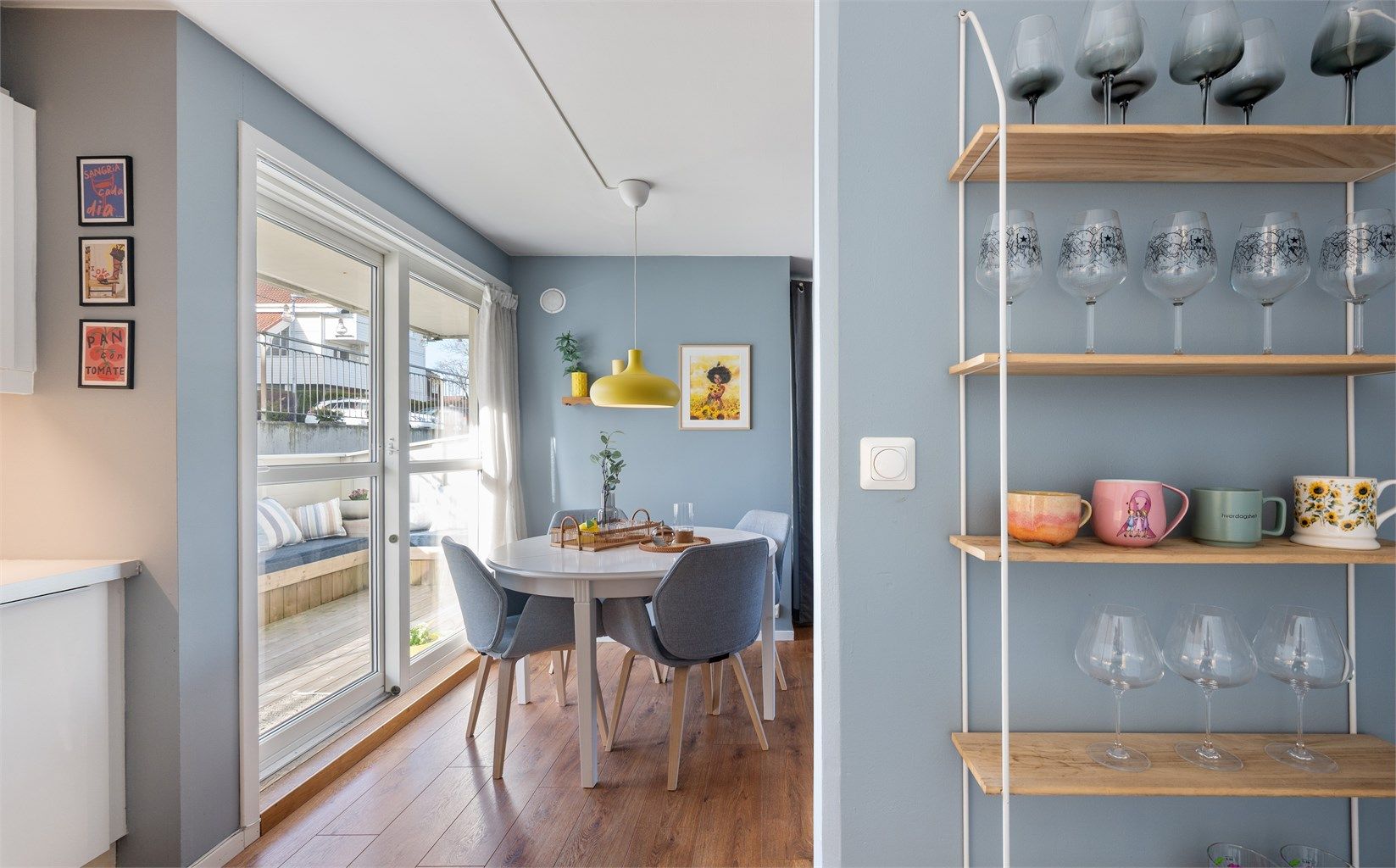 Plass til spisebord ved kjøkken. 