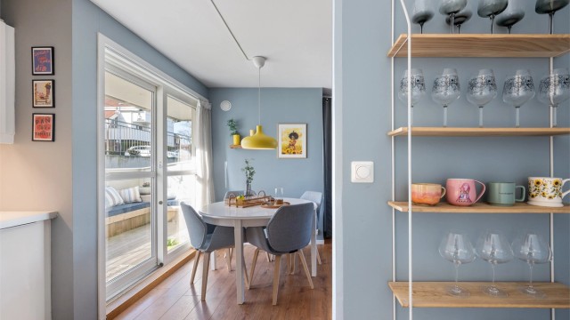 Plass til spisebord ved kjøkken.